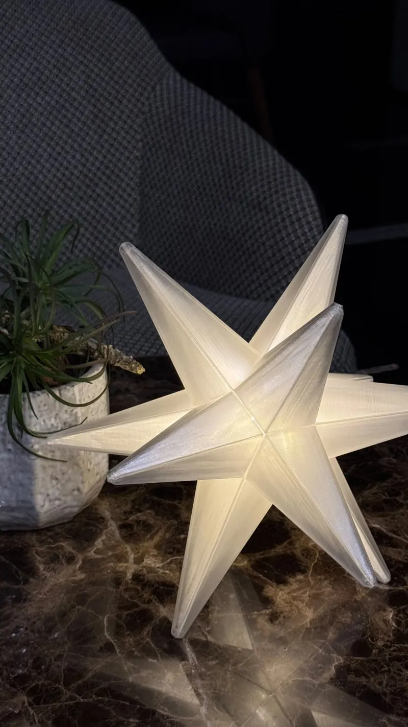 曙光之星近拍，十二道透明星芒組成星形