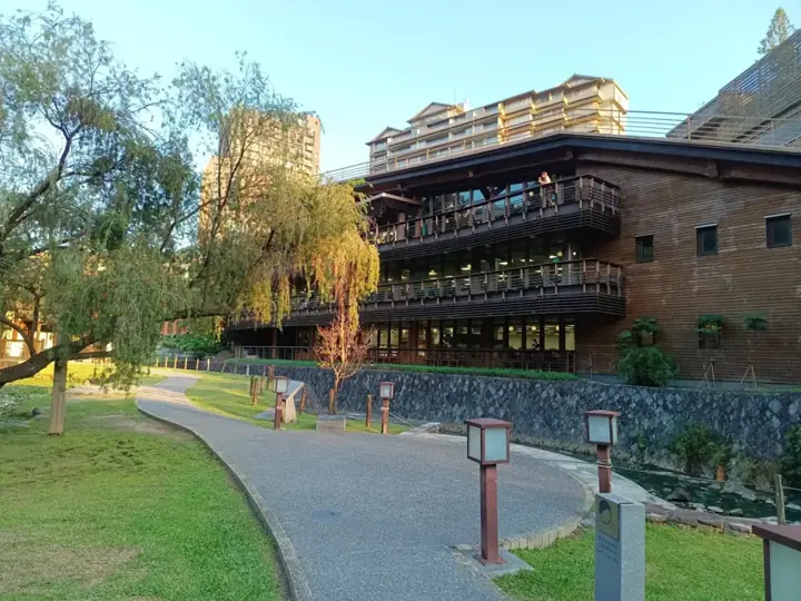 新北投傍晚的公園步道與木造建築
